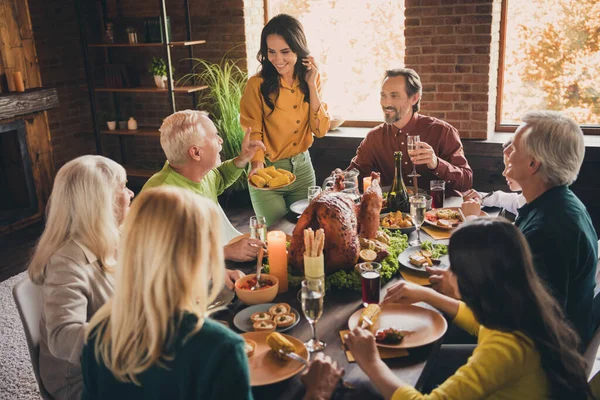 Portrait von schönen attraktiven sorgfältig fröhlich Familie freundlich Eltern Großeltern verbringen Abend Erntedankfest Veranstaltung festliche Feier im modernen Loft industriellen Holz Interieur Haus — Stockfoto