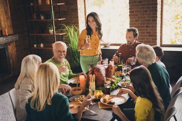 Retrato de agradável atraente alegre família irmão irmã reunião comer festal almoço saboroso saboroso colheita refeição prato peru celebração beber champanhe no moderno loft tijolo industrial interior — Fotografia de Stock