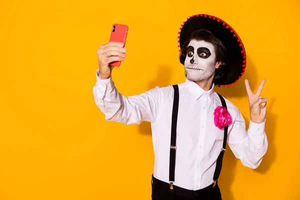 Portrét jeho pěkný pohledný namalovaný strašidelný chlap caballero přičemž selfie calavera karneval slavnost ukazuje V-znak izolované světlé živé lesk pulzující žlutá barva pozadí — Stock fotografie