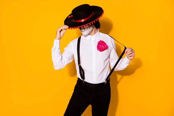 Foto de assustador misterioso perigo cara carismático cap matador preparar luta grande touro desgaste branco camisa rosa morte traje açúcar crânio sombrero suspensórios isolado cor amarela fundo — Fotografia de Stock