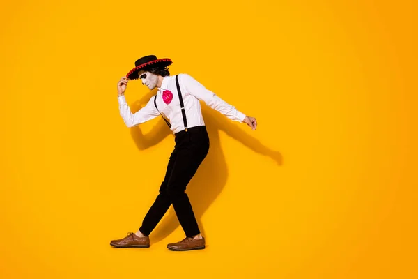 Pełna długość zdjęcie upiorny duch facet ostateczny ruchy latino taniec epickie zakończenie otrzymać brawa nosić białą koszulę róża śmierć kostium sombrero szelki odizolowany żółty kolor tło — Zdjęcie stockowe