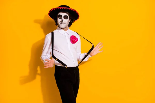 Foto de aterrador chico zombie preparar baile latino festival español rumba espera pareja usar camisa blanca rosa muerte traje sombrero tirantes aislado color amarillo fondo —  Fotos de Stock