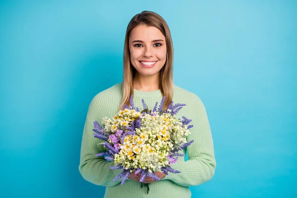 Detailní-up portrét ní ona dobře vypadající atraktivní roztomilý báječný veselý veselý dívka drží v ruce divoké květiny izolované na šedé jasné živé lesk pulzující modrá barva pozadí — Stock fotografie