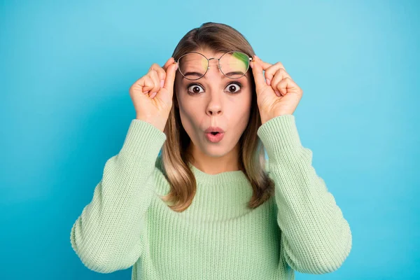 Primer plano retrato de ella ella atractiva atractiva bonita linda chica alegre y alegre asombrado poniendo especificaciones de los labios de la gota aislado sobre brillante brillo vivo vibrante azul verde color fondo — Foto de Stock