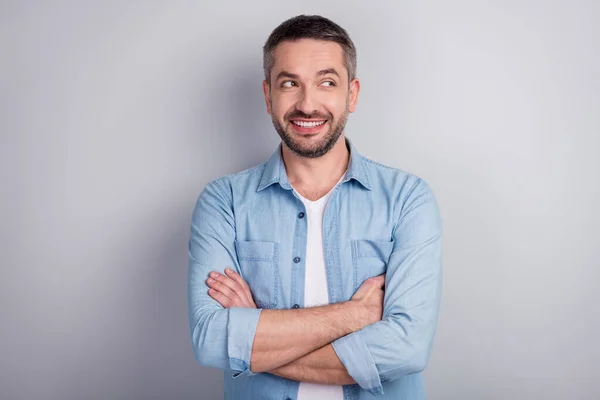 Close-up portrait of his he nice attractive glad curious cheerful cheery content guy executive worker manager folded arms looking aside isolated over gray light pastel color background — Stock Photo, Image