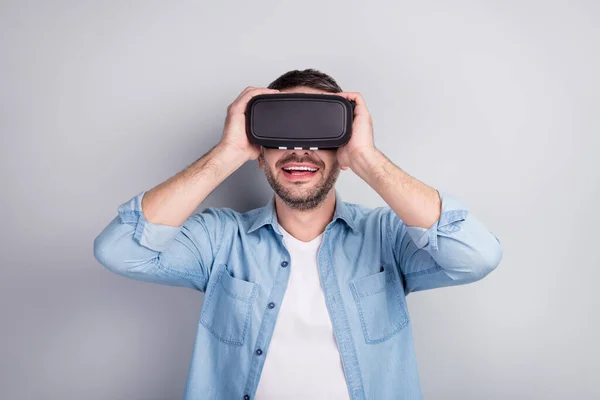 Nahaufnahme Porträt seines netten attraktiven, fröhlichen Kerls mit VR-Helm-Headset, der das Spielen genießt, Traummotivation Psychologie isoliert über grauem, pastellfarbenem Hintergrund — Stockfoto