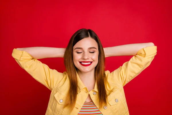 Closeup foto de senhora atraente segurar as mãos atrás da cabeça olhos fechado dente sorriso descansando pouco cochilo tempo livre desgaste casual amarelo blazer jaqueta isolado vibrante cor vermelha fundo — Fotografia de Stock