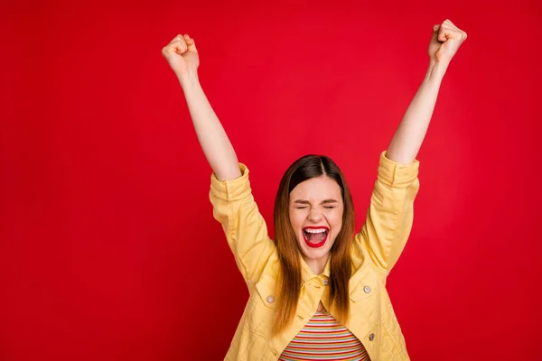 ¿Sí? Foto de atractiva señora loca buen humor regocijo levantar los puños gritando mejor ganar ojos cerrado gloria momento usar chaqueta chaqueta amarilla casual aislado vívido color rojo fondo — Foto de Stock