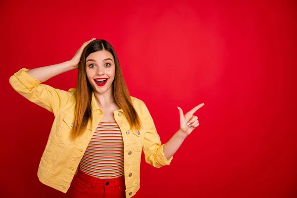 Ritratto di lei lei bella attraente bella fortuna stupito felice allegro allegro ragazza dai capelli rossi dimostrando spazio copia annuncio annuncio isolato su brillante vivido brillare vibrante colore rosso sfondo — Foto Stock