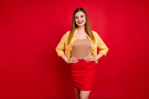 Retrato dela ela agradável atraente muito conteúdo alegre alegre menina ruiva usando temporada de primavera casual posando isolado no brilho vívido brilhante vibrante cor vermelha fundo — Fotografia de Stock