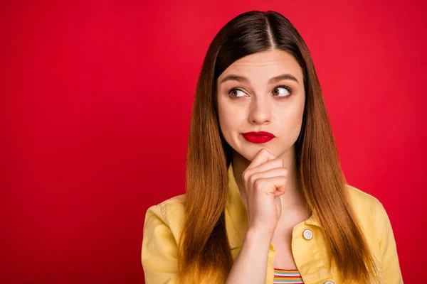 Close-up retrato dela ela agradável atraente linda cético mente vermelho-haired menina overthinking pista acho que não sei tocar queixo isolado no brilhante brilho vívido cor vermelha vibrante fundo — Fotografia de Stock