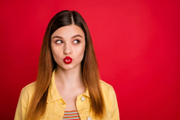 Close-up portret van haar ze mooi aantrekkelijk mooi schattig lief nieuwsgierig vrolijk rood haar meisje verzenden lucht kus kijken opzij geïsoleerd op heldere levendige glans levendige rode kleur achtergrond — Stockfoto