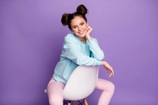 Portret van haar ze mooi uitziende aantrekkelijke mooie mooie vrolijke vrolijke meisje tiener model zitten op stoel genieten geïsoleerd over violet paars lila helder levendig glans levendige kleur achtergrond — Stockfoto