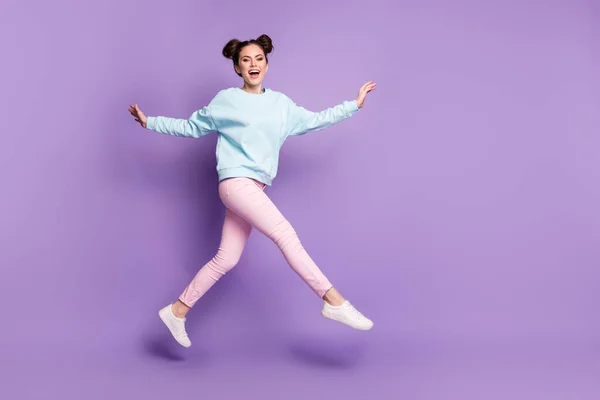 フル長さボディサイズビューの素敵な魅力的なスリム陽気な陽気な陽気な女の子ジャンプ楽しい行く良い気分を持っています分離上の紫ライラック明るい鮮やかな輝き鮮やかな色の背景 — ストック写真