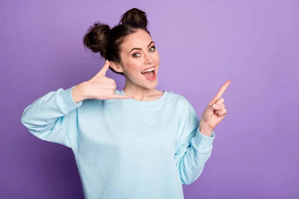 Retrato de ella ella agradable atractivo alegre alegre alegre chica que muestra el servicio de centro de llamadas símbolo de teléfono aislado sobre violeta lila brillante brillante brillante brillo vibrante color fondo —  Fotos de Stock