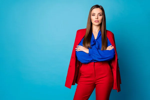 Φωτογραφία από ελκυστική αυτοπεποίθηση επιχειρηματική κυρία κρατήστε τα χέρια σταυρωμένα δεν χαμογελαστό αυταρχικό πρόσωπο φορούν κόκκινο πολυτελές γραφείο σακάκι παντελόνι πουκάμισο πουκάμισο πουκάμισο απομονωμένο μπλε χρώμα φόντο — Φωτογραφία Αρχείου