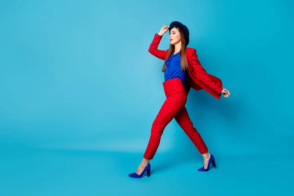 フルボディプロフィール写真の自己の自信のあるかなりビジネス女性の上司ダウンストリートウェアレトロキャップ赤スーツブラウスブレザーパンツ高ヒール隔離された青の色の背景 — ストック写真