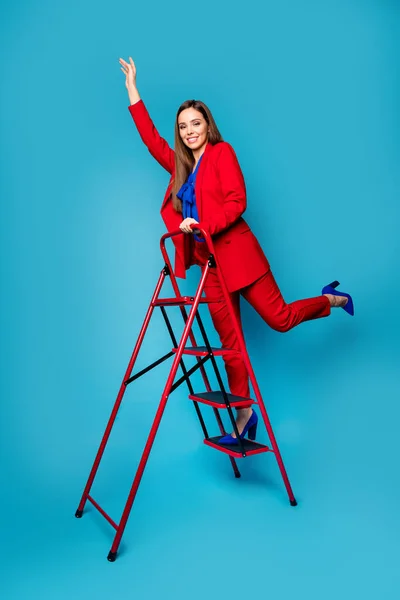 Longitud completa foto vertical de mujer profesional de lujo exitoso trabajador subir carrera escalera desgaste traje rojo de lujo blusa camisa pantalones pantalones de tacón alto aislado color azul fondo — Foto de Stock