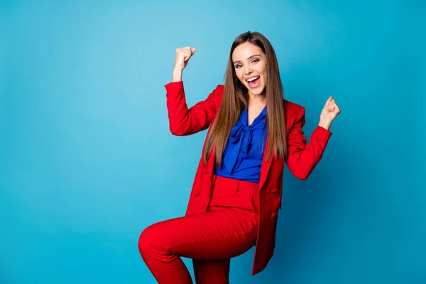 Foto van aantrekkelijke gekke professionele dame verhogen armen vuisten blij startup succesvolle investering groot geld salaris dragen luxe rood pak blouse shirt geïsoleerde blauwe kleur achtergrond — Stockfoto