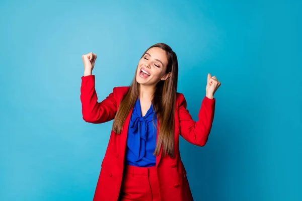 Ja Foto van aantrekkelijke professionele dame verhogen armen vuisten blij startup succesvolle investering dragen luxe rood pak blouse shirt geïsoleerde blauwe kleur achtergrond — Stockfoto
