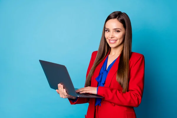 Primer plano retrato de ella ella agradable atractivo bastante encantador contenido alegre agente de la señora que trabaja en el ordenador portátil aislado remotamente sobre brillante brillo vivo vibrante color azul fondo —  Fotos de Stock