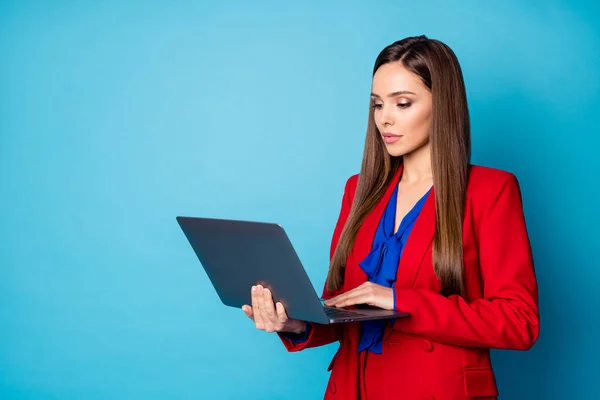 Detailní záběr portrét její ona dobře vypadající atraktivní okouzlující zaostřená dáma agent makléř pracující na notebook e-commerce izolované přes jasný živý lesk pulzující modrá barva pozadí — Stock fotografie