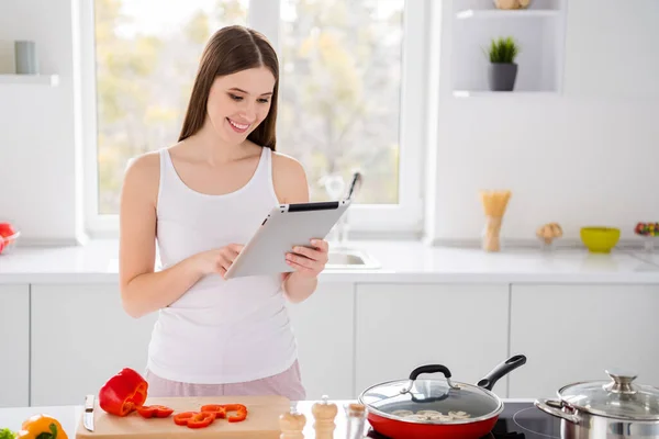 Foto gadis positif ingin menyiapkan makan malam sayuran organik menggunakan pencarian meja lezat lezat lezat informasi di dapur dalam ruangan — Stok Foto