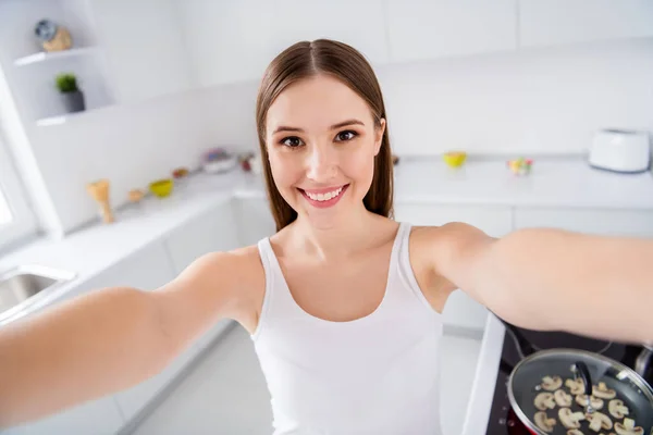 Neşeli, pozitif, eko-sebzeli, organik kalorili, diyet yapan, yemek pişirmekten hoşlanan, mutfaktaki evde selfie çeken kızın yakın plan fotoğrafı. — Stok fotoğraf
