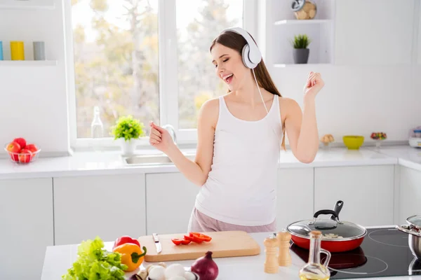 Photo de fille gaie positive préparer écologique souper végétarien frais profiter écouter casque musique danse danseuse dans la maison de cuisine à l'intérieur — Photo