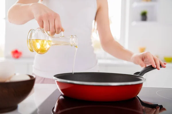 Gesneden close-up foto van chef-kok vrouw koekenpan olijfolie voor te bereiden smakelijk ecologisch avondmaal op fornuis in keuken huis binnen — Stockfoto