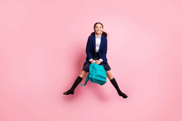 Longitud completa tamaño del cuerpo vista de ella ella agradable atractivo bastante divertido alegre alegre niña pequeña saltando usando calcetines polainas sosteniendo bolso azul aislado sobre fondo de color pastel rosa —  Fotos de Stock