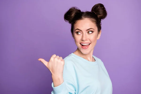 Porträtt av positiva glada energisk flicka tusenårig peka tumme finger copyspace indikerar annons marknadsföring rekommenderar föreslå välja slitage trendig outfit isolerad violett färg bakgrund — Stockfoto