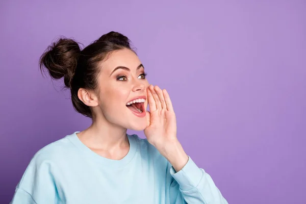 Perfil lado de la foto de la chica joven de la mano de los labios compartir confidencial increíble novedad usar ropa de buen aspecto aislado sobre fondo de color púrpura — Foto de Stock