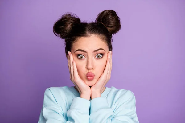 Portrait de jeune fille charmante ludique veulent bande dessinée son petit ami le jour de la Saint-Valentin envoyer air baiser toucher mains visage vêtements tendance isolé sur fond de couleur violette — Photo