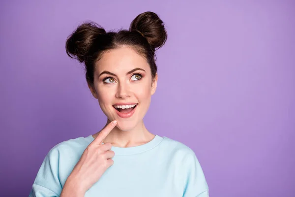 Retrato de chica joven bonita asombrada pensar pensamientos mirada copyspace toque dedo barbilla impresionado increíbles planes de fin de semana usar ropa de estilo deportivo aislado color púrpura fondo — Foto de Stock