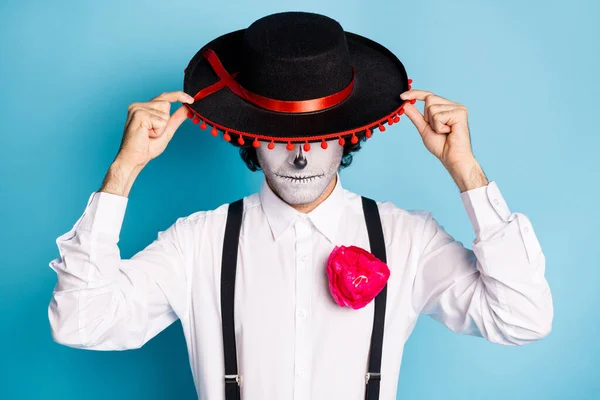 Close-up retrato dele ele bonito assustador assustador assustador elegante cara cavalheiro vestindo sombrero escondendo rosto Santa Muerte carnaval isolado brilhante brilhante brilho vibrante azul cor de fundo — Fotografia de Stock