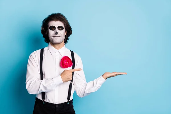 Retrato de su él guapo alegre espeluznante tipo formal llevar en la palma demostrando copia espacio vacío consejo elegir opción aislado brillo vivo vibrante azul color fondo —  Fotos de Stock