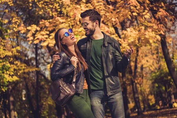 Foto de romântico positivo dois estudantes menina cara contar piada engraçada em laranja cidade floresta parque desgaste casaco de vidro solar — Fotografia de Stock