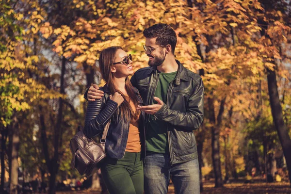 Romantik rüya çifti konuşuyor Eylül ayında orman parkında yürüyüş yaparken sırt çantalı güneş gözlüğü takıyor. — Stok fotoğraf