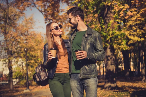 낭만적 인 학생들이 가을에 공원에 들어가 커피 머그 음료를 마시며 선글라스 재킷을 입고 있다 — 스톡 사진