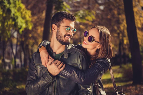 Foto von charmanten positiven Seelenverwandten Mädchen umarmen ihren Freund im September gelben Waldpark tragen Jacke Rucksack — Stockfoto