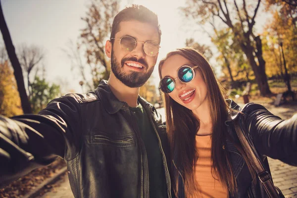 Portret pozytywnej wesołej pary zrobić selfie we wrześniu las centrum miasta park nosić skórzaną kurtkę — Zdjęcie stockowe