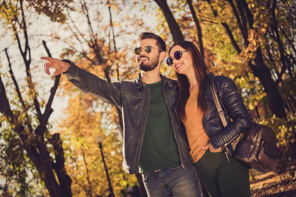 Foto de casal positivo cara mostrar menina apontar dedo em setembro amarelo folhagem floresta parque desgaste jaqueta mochila — Fotografia de Stock