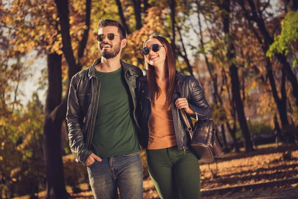 Foto de positivo encantador casal menina cara olhar de lado no outono setembro cidade centro parque desgaste mochila — Fotografia de Stock