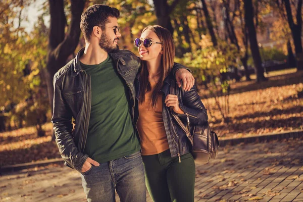 Foto de casal positivo cara abraço olhar para sua namorada no outono outubro cidade floresta parque desgaste jaqueta mochila — Fotografia de Stock