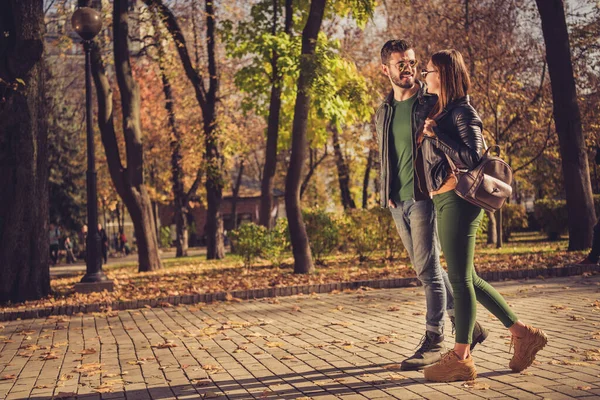 Foto lateral de perfil tamanho completo de dois jovens positivos ir em outubro cidade centro parque usar mochila de vidro solar — Fotografia de Stock