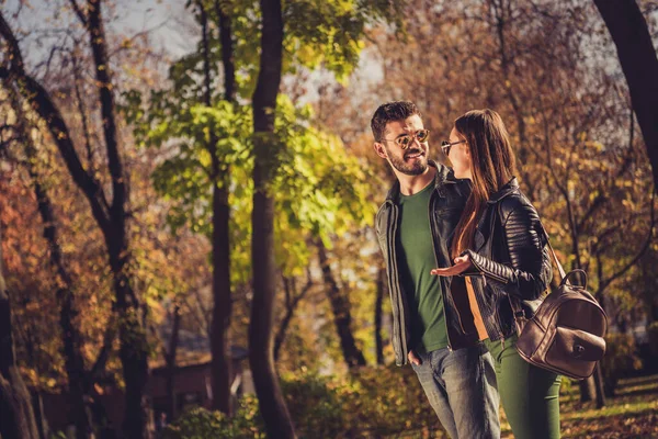 Pozitif iki hippi kızın fotoğrafı. Sarı Eylül 'de açık hava parkında konuşan adam. Deri ceket giyiyor. — Stok fotoğraf