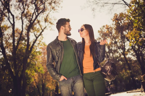 Foto av cool tjej kille älskare gå i höst September skog stad park hålla ryggsäck slitage säsong ytterkläder — Stockfoto