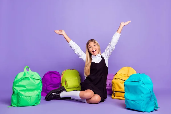 Portret van haar ze mooi aantrekkelijk vrolijk vrolijk blij langharig meisje zitten tussen kleurrijke tassen hebben plezier geïsoleerd helder levendig glans levendig lila violet paarse kleur achtergrond — Stockfoto