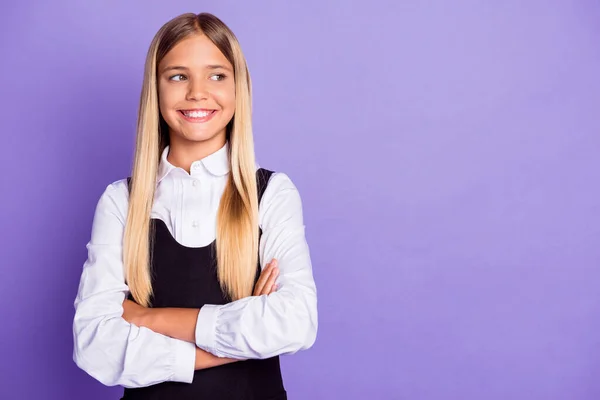 Retrato de agradável-olhando atraente muito alegre inteligente diligente de cabelos compridos menina dobrado braços cópia vazio lugar espaço isolado sobre brilhante vívido brilho vibrante lilás violeta roxo cor fundo — Fotografia de Stock